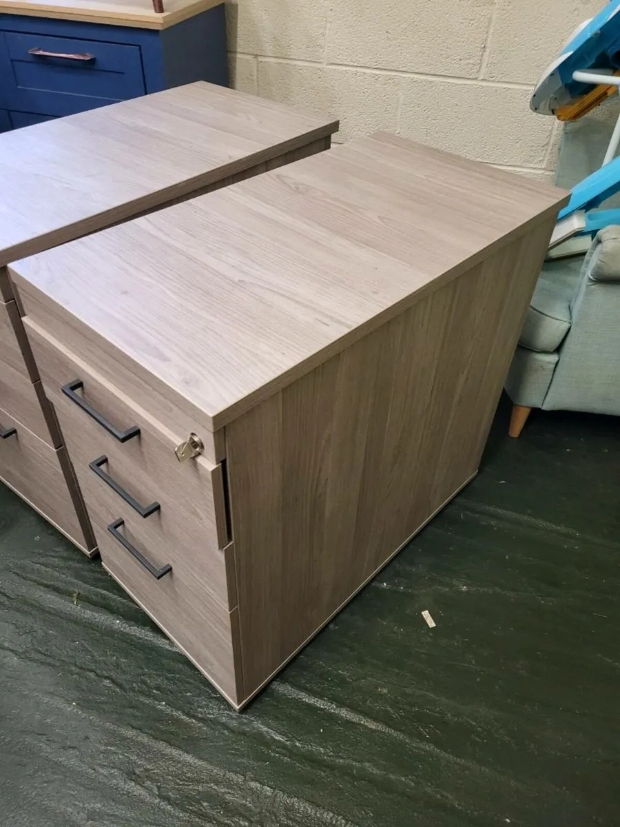 Matching office units finished in a grey and black - Image 4