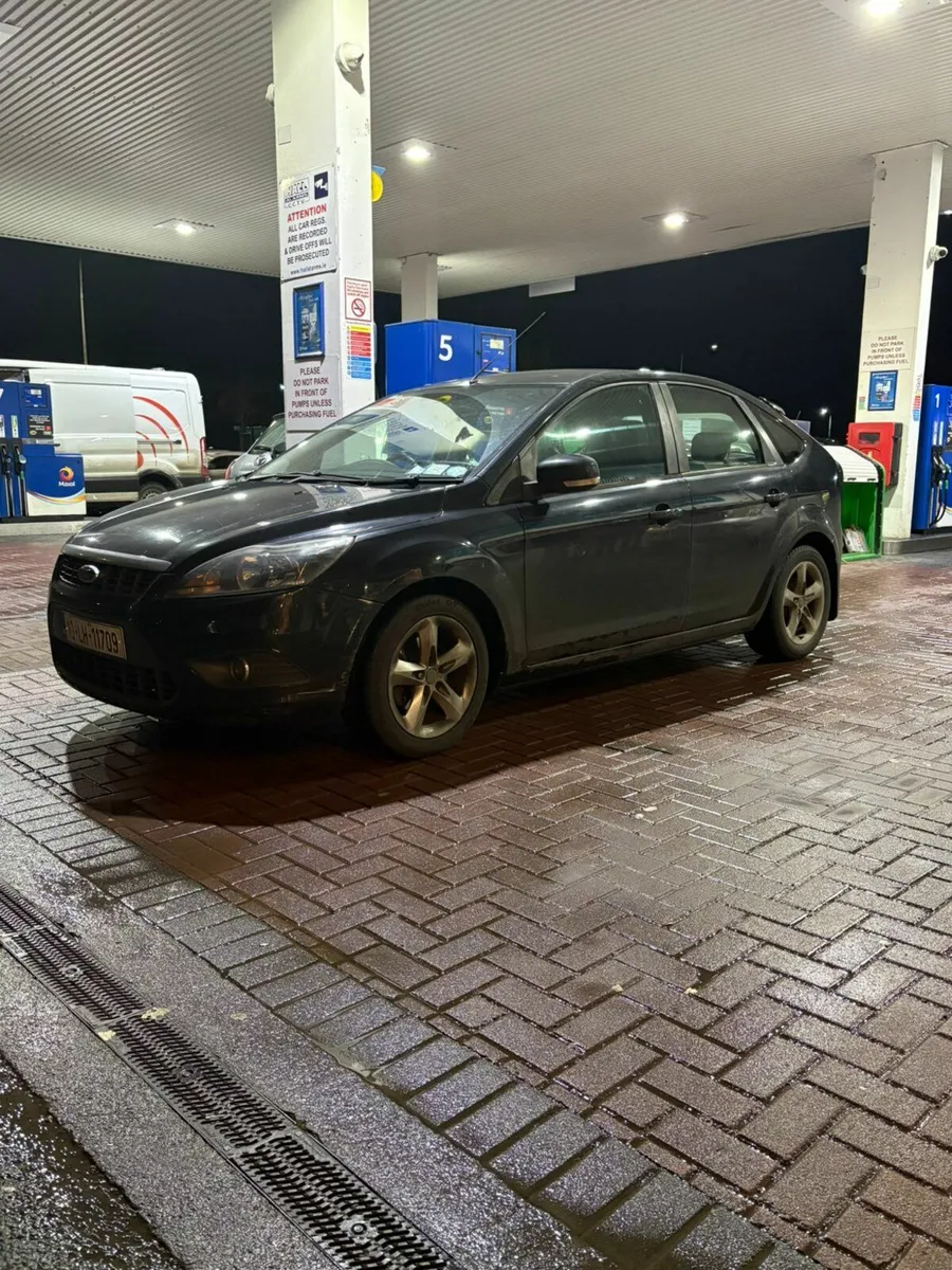 Ford Focus 2010 - Image 2