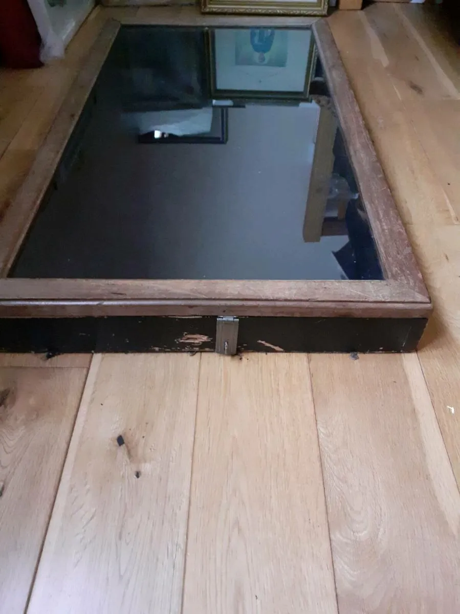 Vintage glas and wood display unit - Image 4