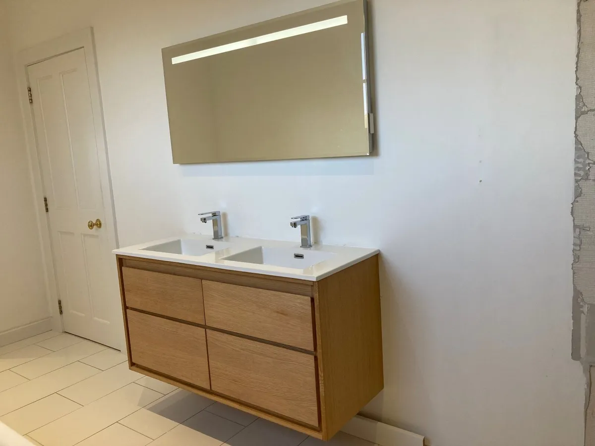 Double sink unit and mirror - Image 1
