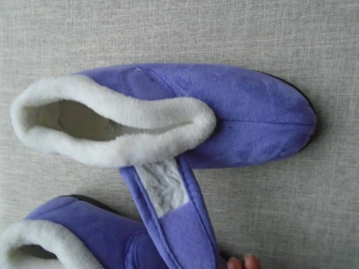 Ladies slippers, Size 4 . New - Image 2
