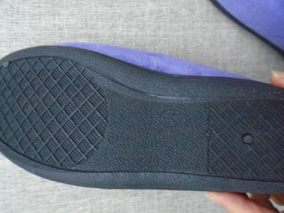 Ladies slippers, Size 4 . New - Image 4