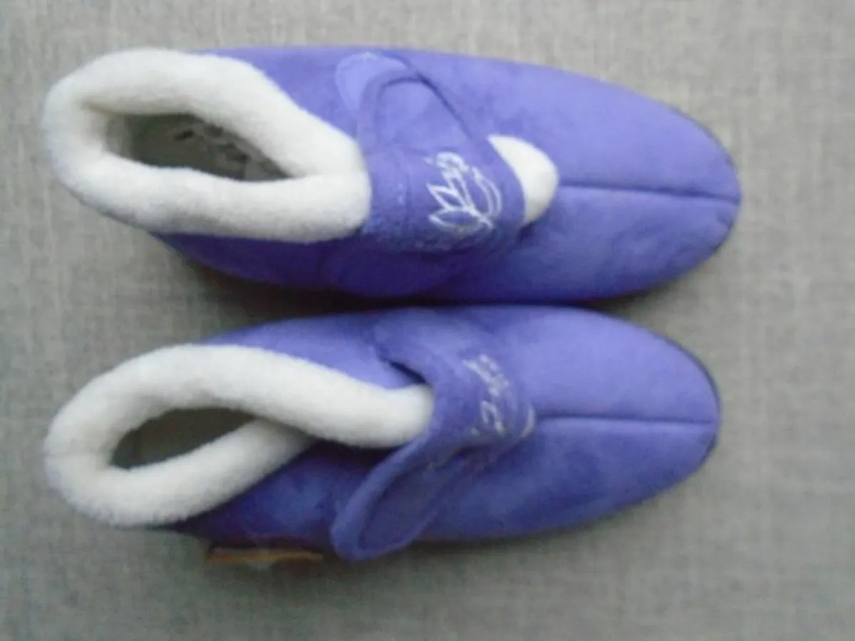 Ladies slippers, Size 4 . New - Image 1