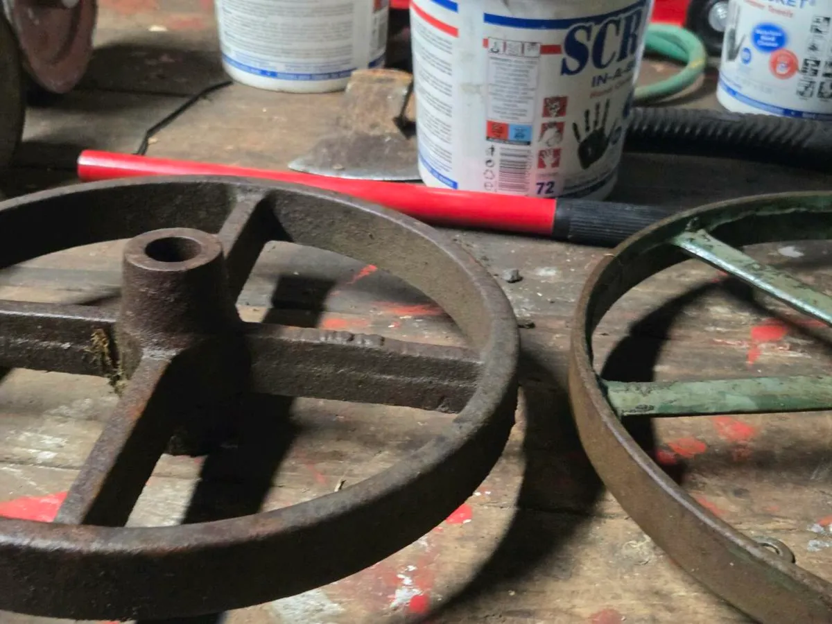 Vintage  pull  wheels - Image 1