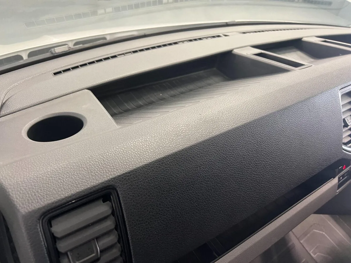 Volkswagen Crafter 2.0 TDI CR35 Panel Van - Image 3