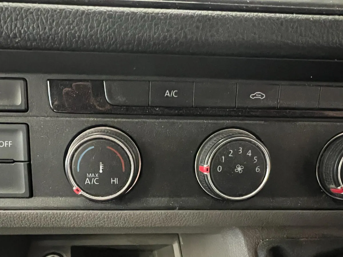 Volkswagen Crafter 2.0 TDI High Roof Panel Van - Image 3