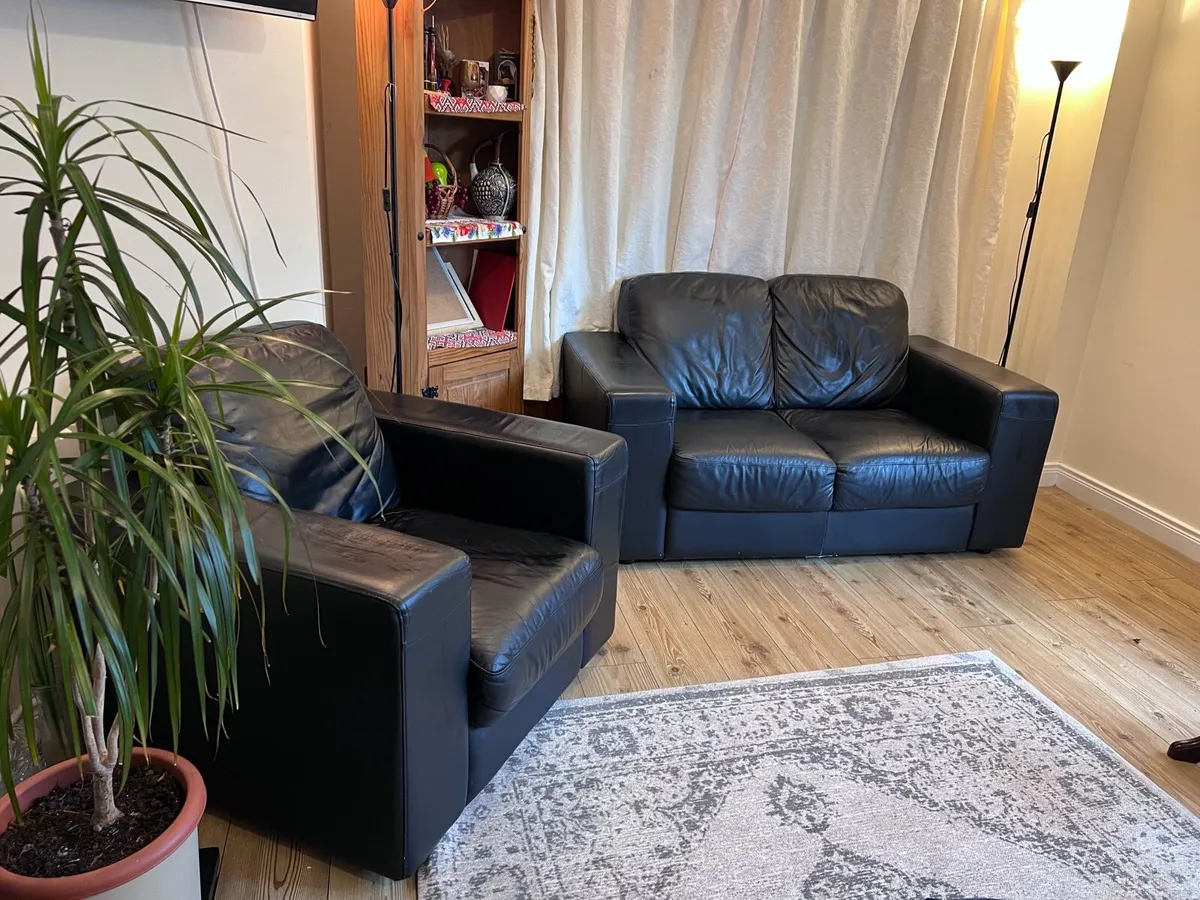 Couch and table - Image 1