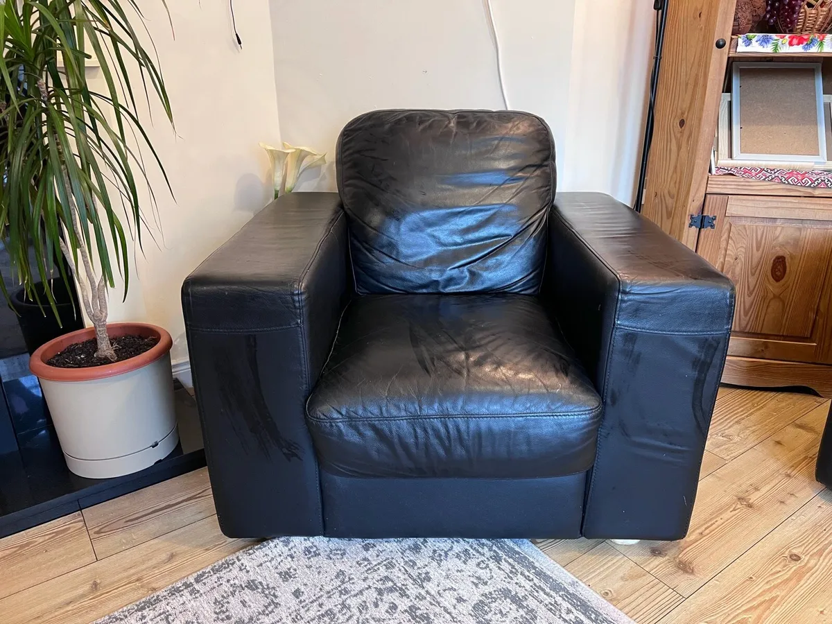 Couch and table - Image 2