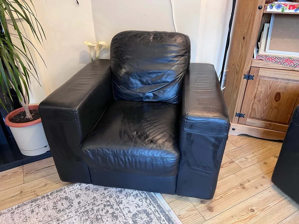 Couch and table - Image 3