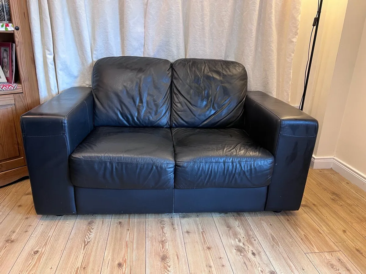 Couch and table - Image 4