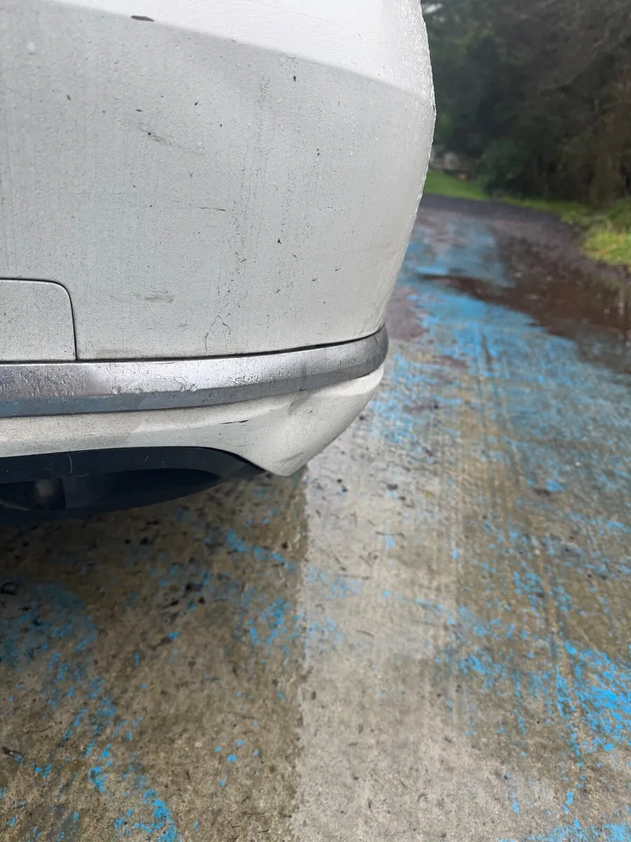 Volkswagen Passat 2011 - Image 2