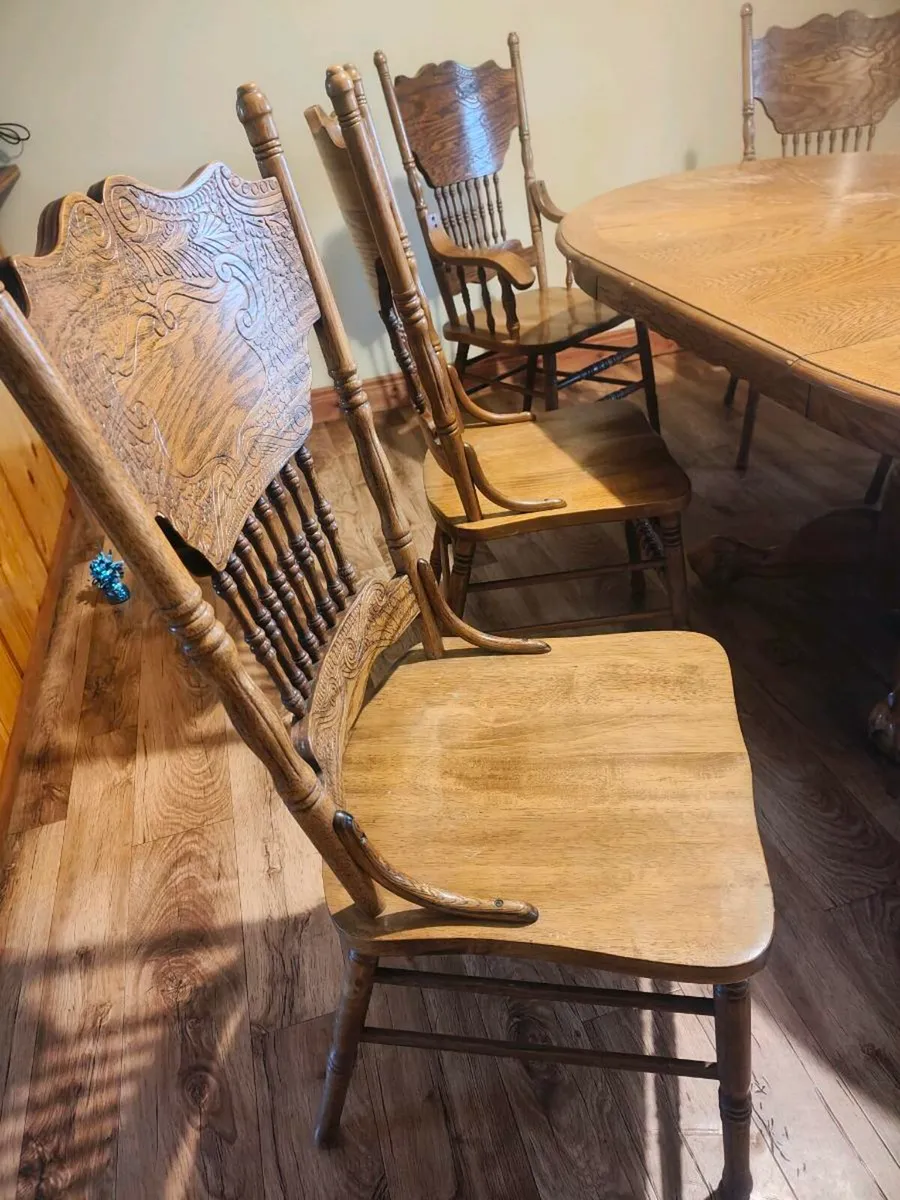 Table and chairs - Image 2