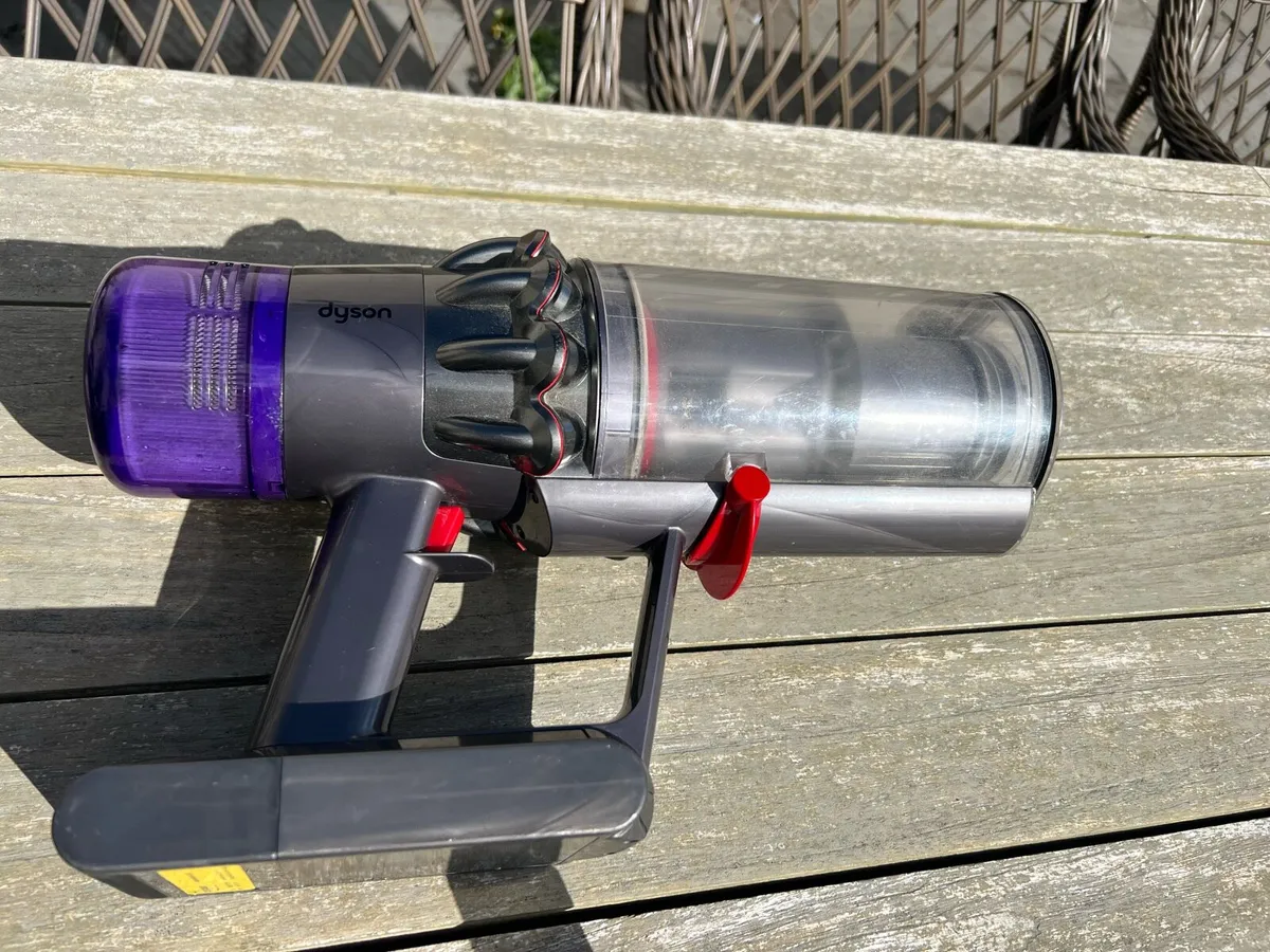 Dyson v11 absolute cordless vacuum + accessories - Image 4