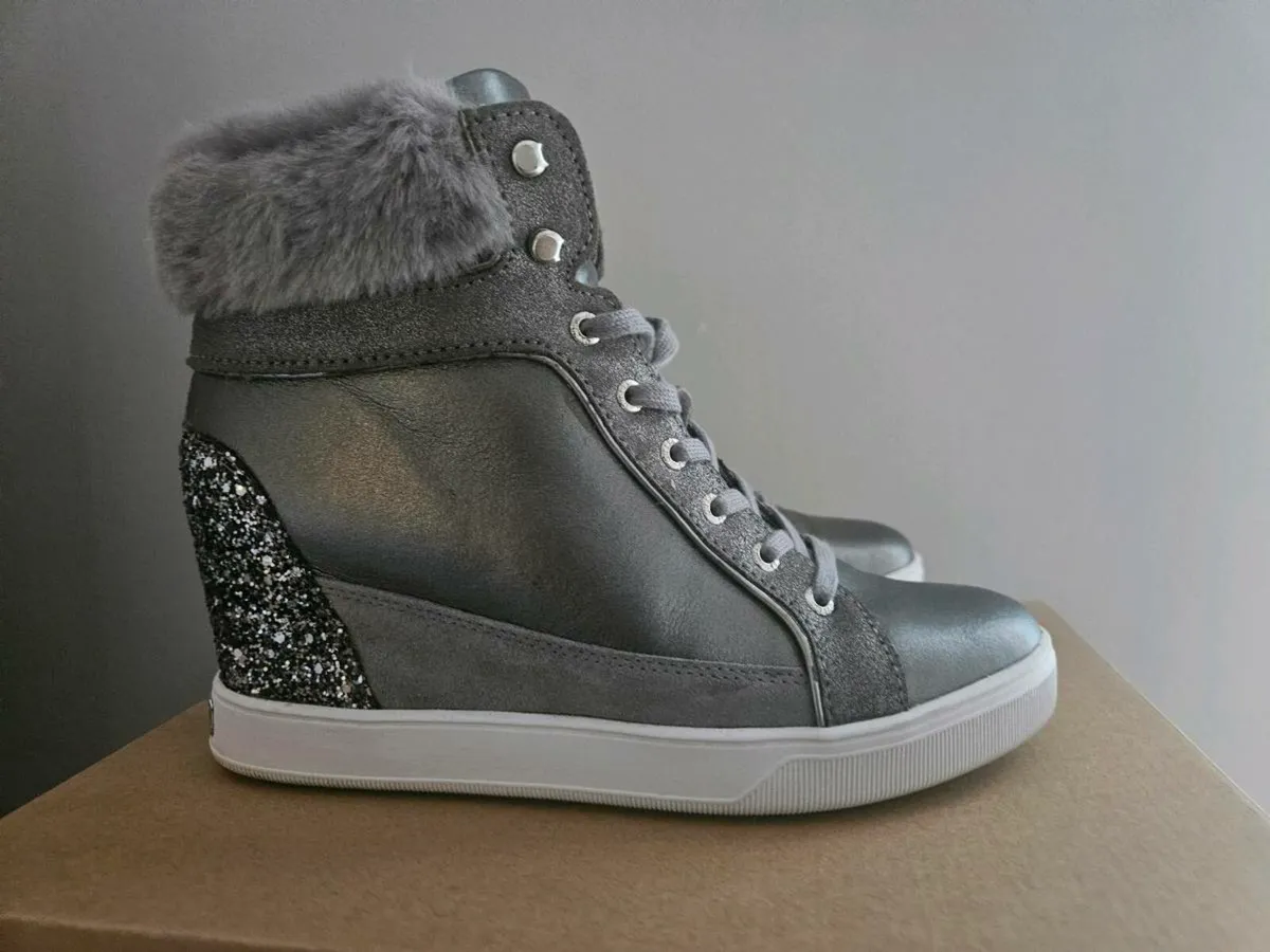 Guess shoes worn twice - Image 1