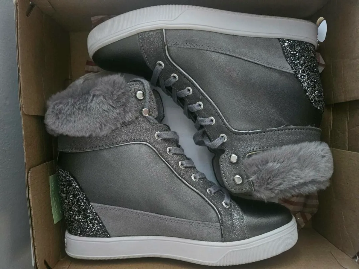 Guess shoes worn twice - Image 2