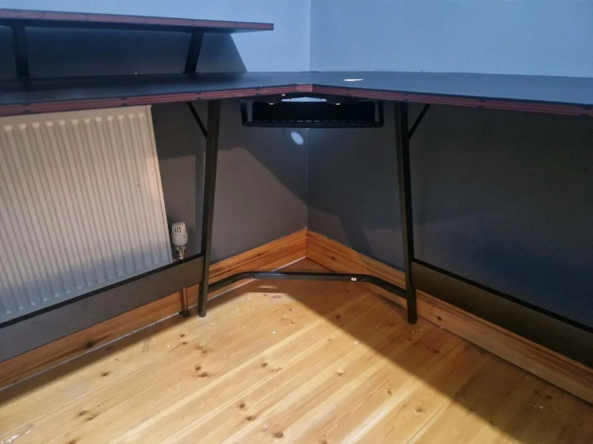 L SHAPE GAMING DESK €60 ONO! - Image 2