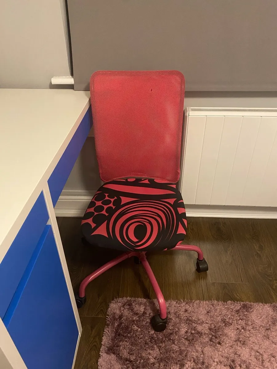Desk chair- pink and black - Image 1