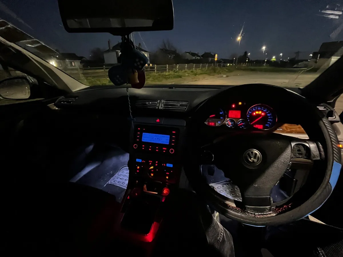 Volkswagen Passat - Image 2