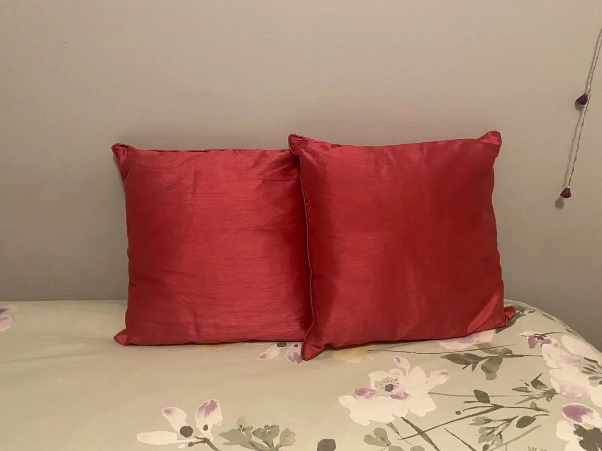 2 Pink throw cushions / decorative cushions - Image 2