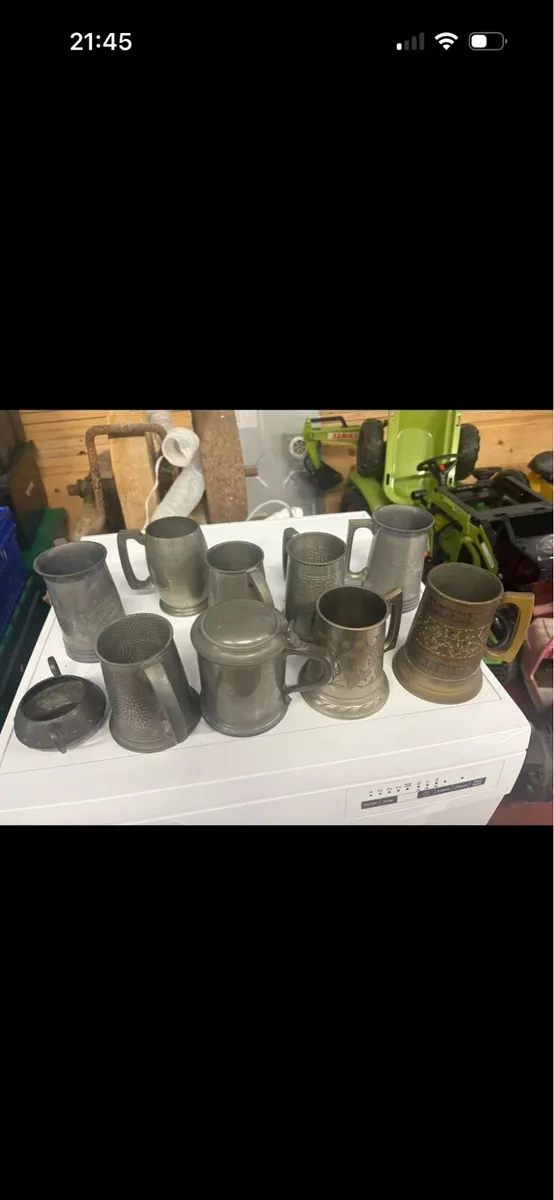 Lot of pewter and brass tankards - Image 1