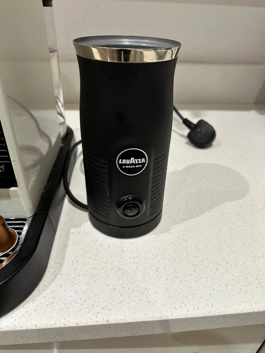 Nespresso Citiz Coffee Machine & Lavazza Frother - Image 3