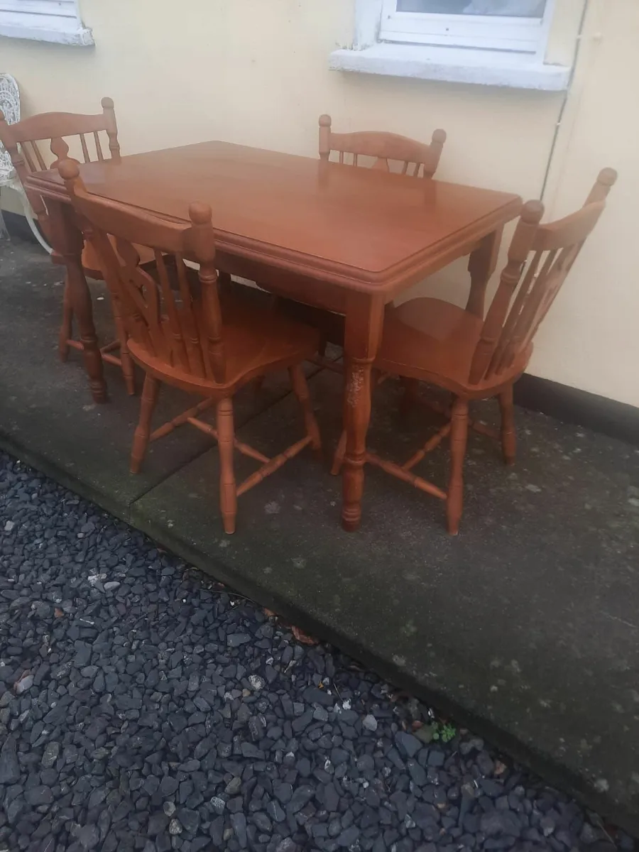 Kitchen table and chairs - Image 1