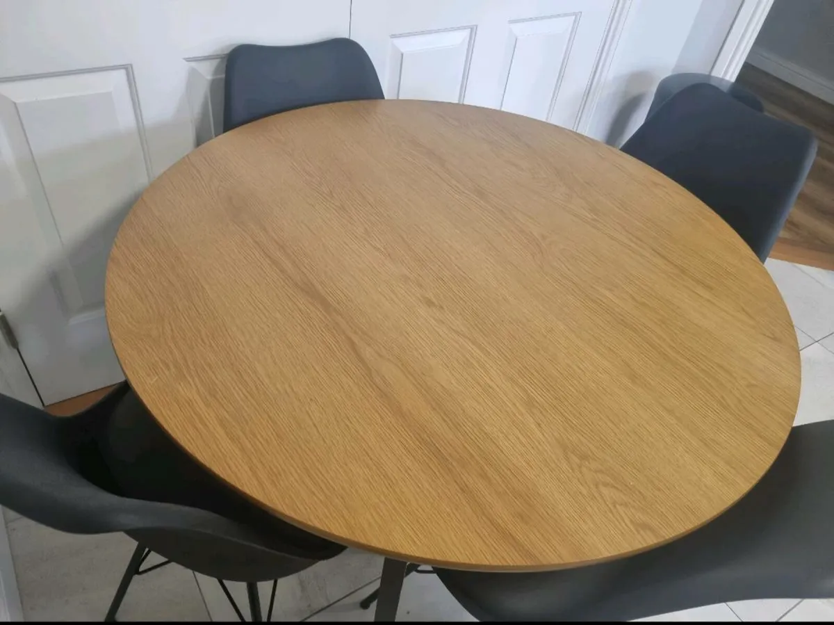 Table and chairs - Image 2