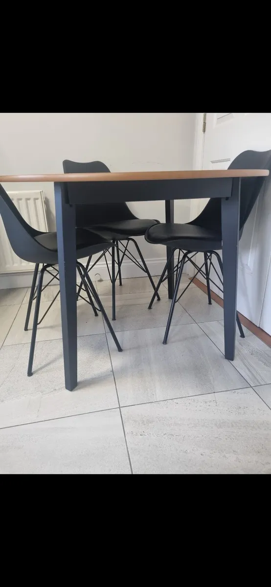 Table and chairs - Image 3