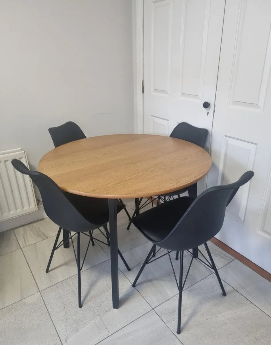 Table and chairs - Image 1