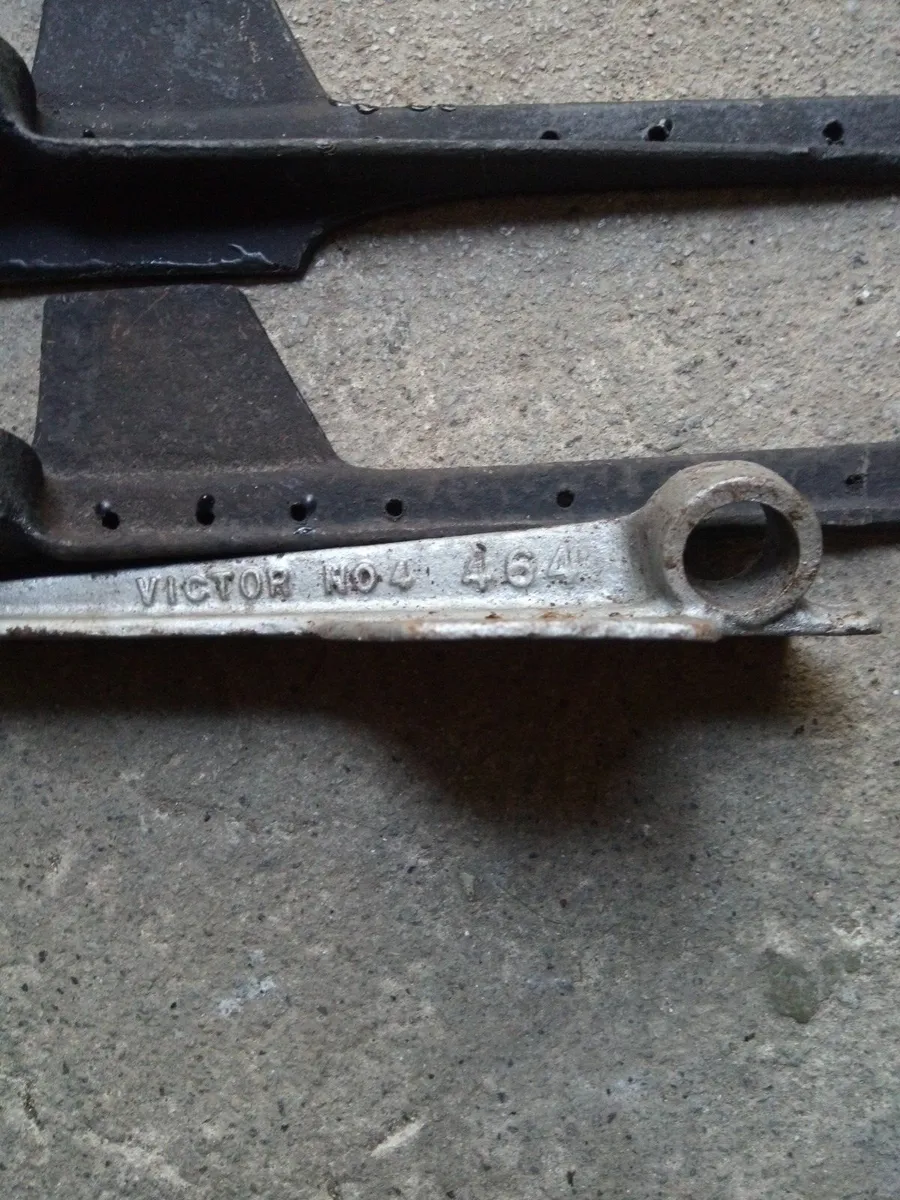 4. Vintage sickle mower knife heads - Image 2