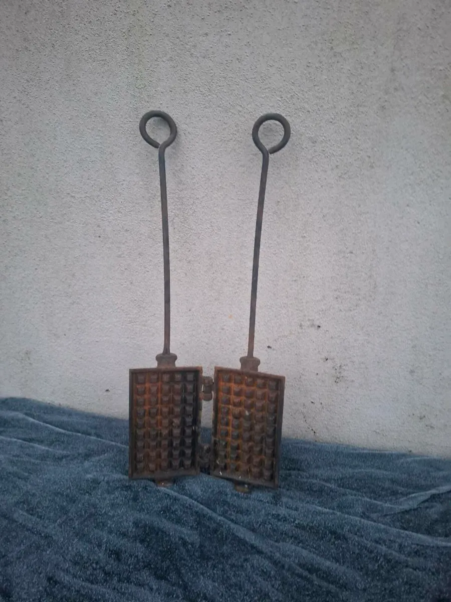 Cast iron waffles maker postage possible