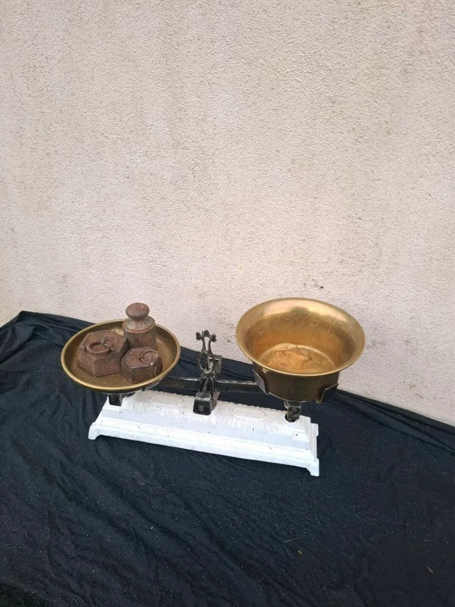 Antique scale with weights - Image 1