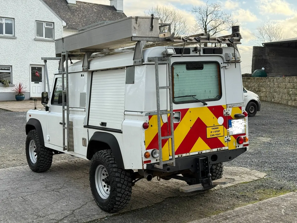 Land Rover Defender 2010 - Image 4