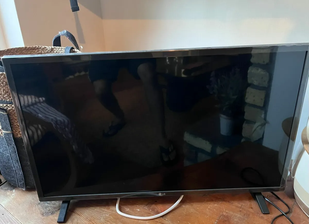 LG Smart TV -32LQ63 - Image 2