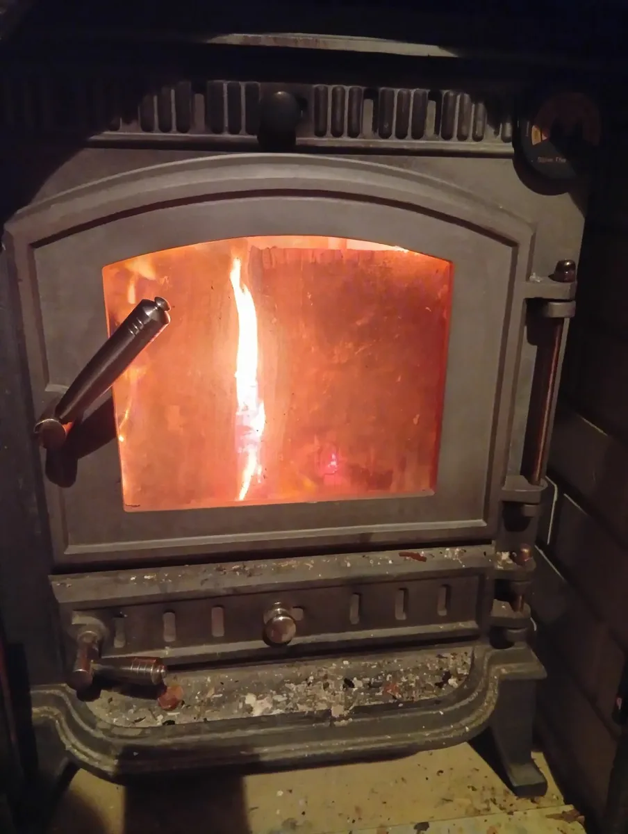 MultiFuel Cast Iron Henley 8kw stove+surround set - Image 1