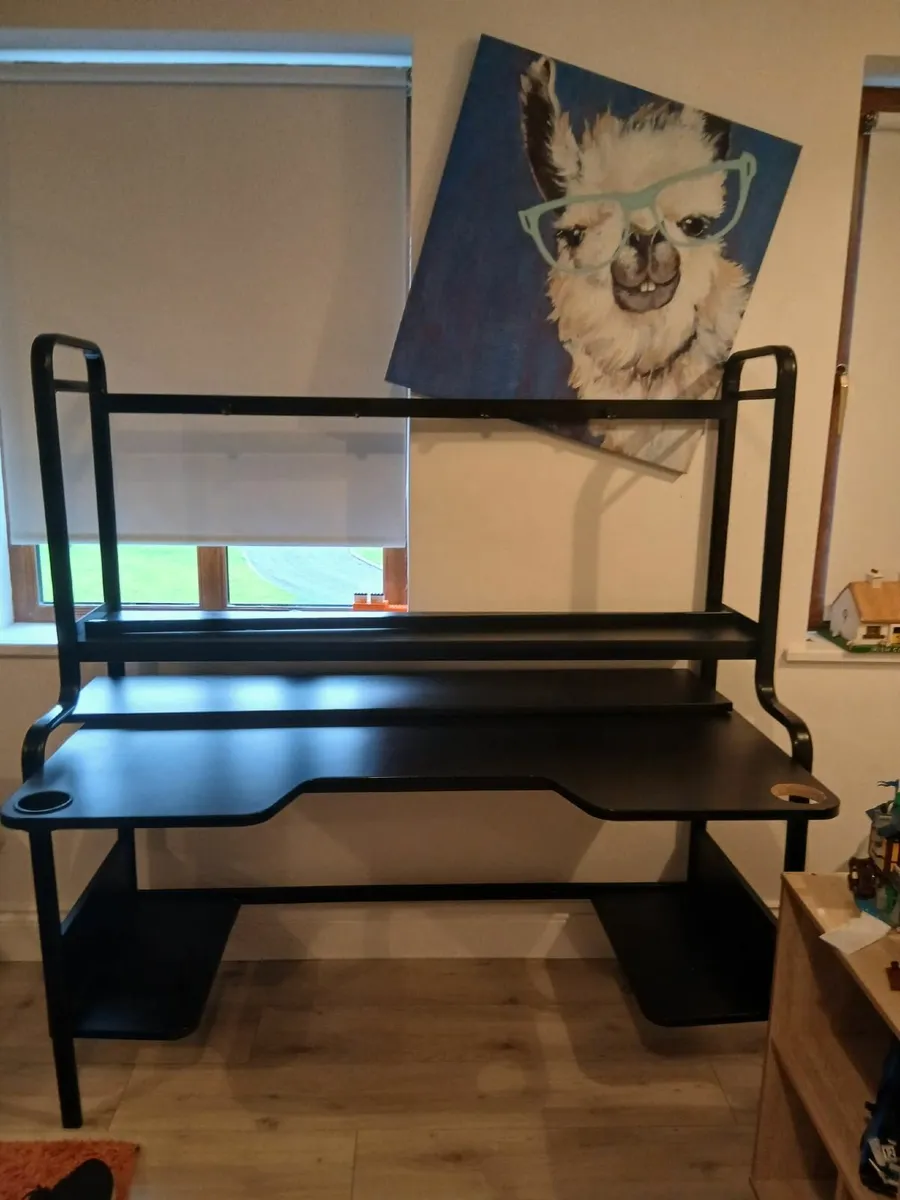 Gaming table - Image 1