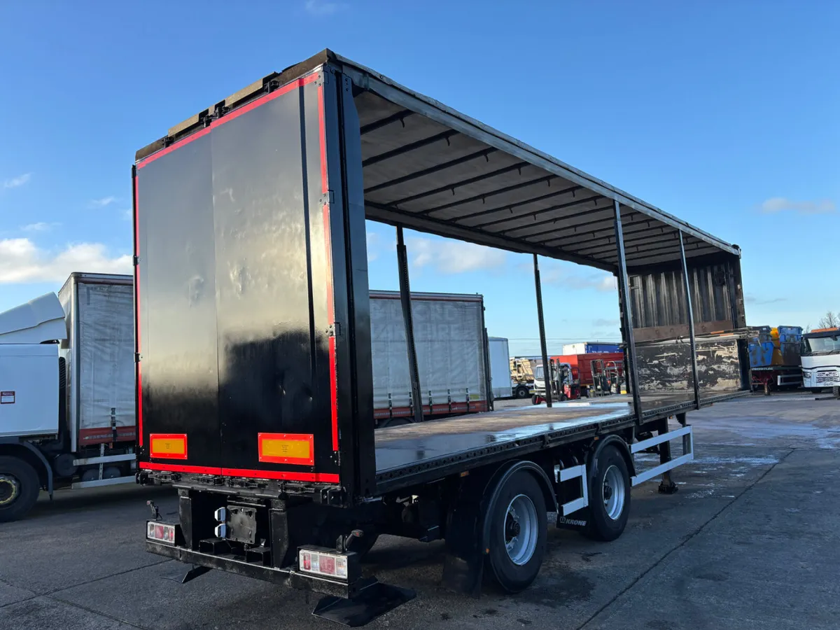 2016 Urban 36 foot Curtainsider rear steering axle - Image 4