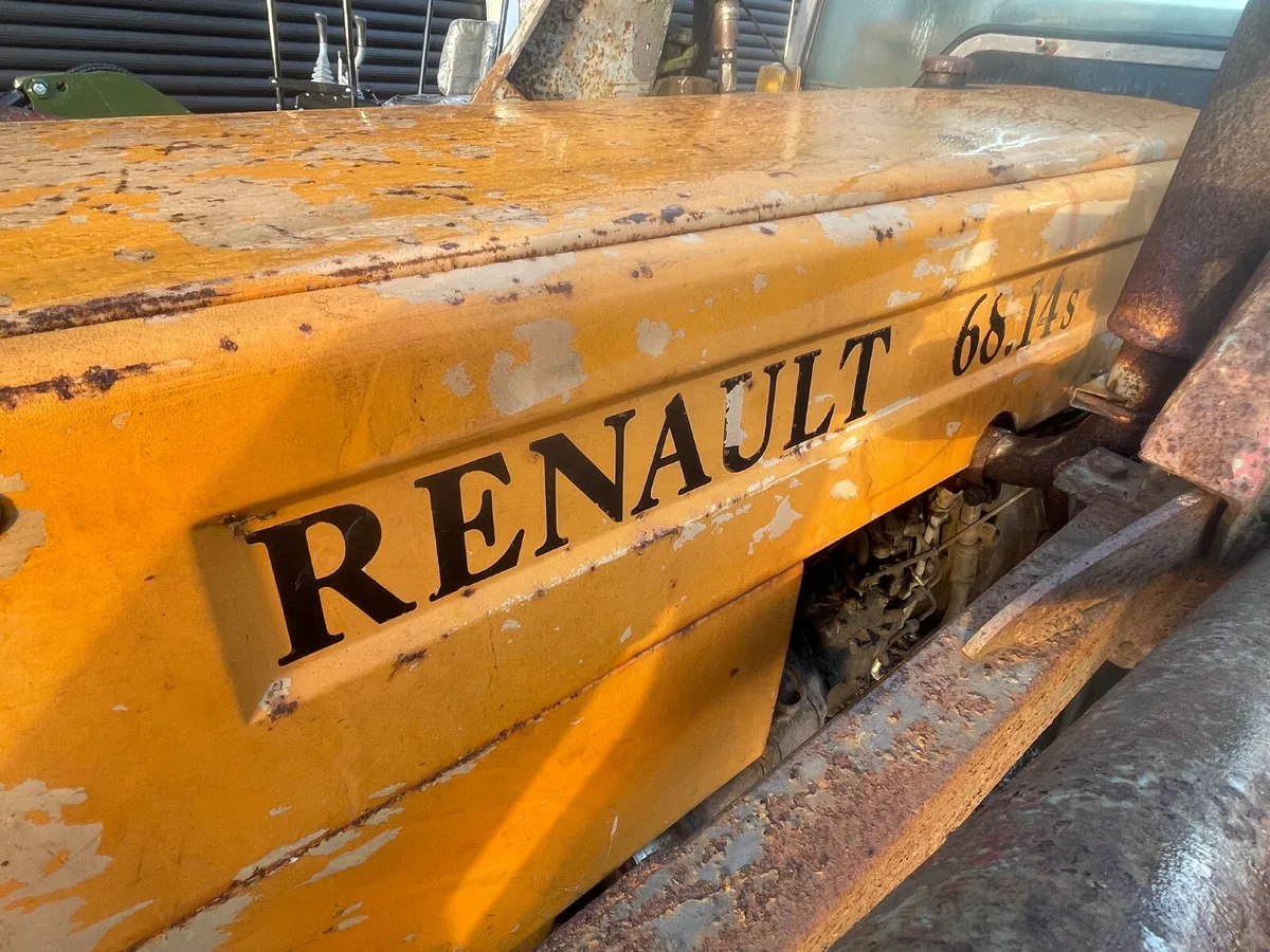 Renault 60-14 tractor and loader - Image 3