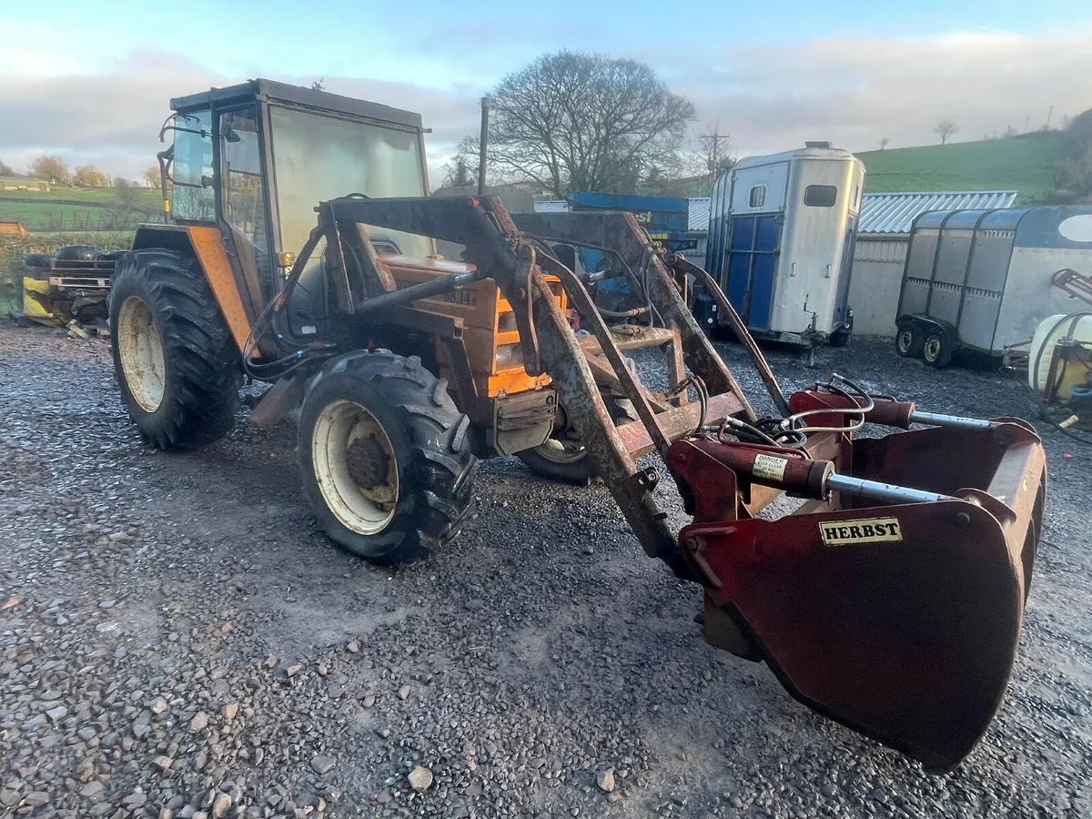 Renault 60-14 tractor and loader - Image 2
