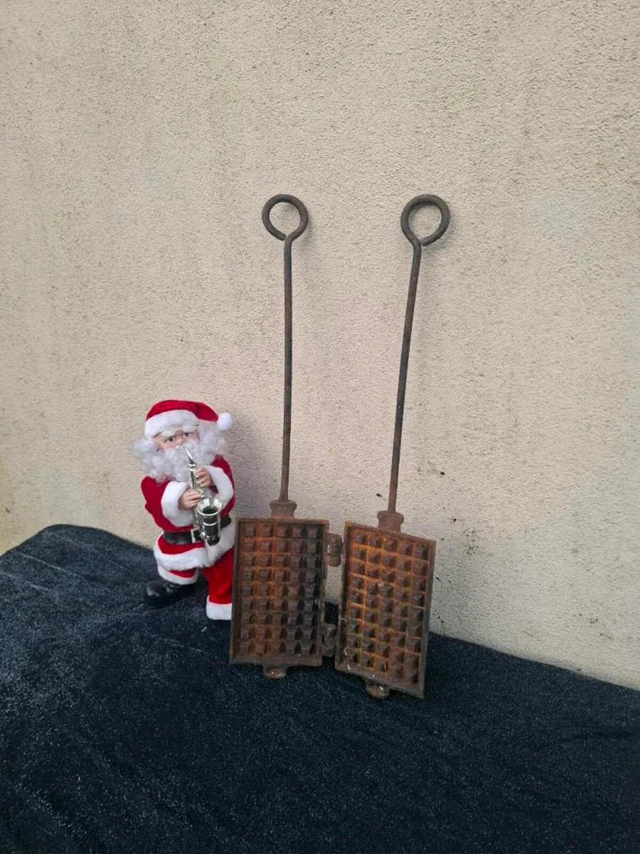 Cast iron waffles maker postage possible