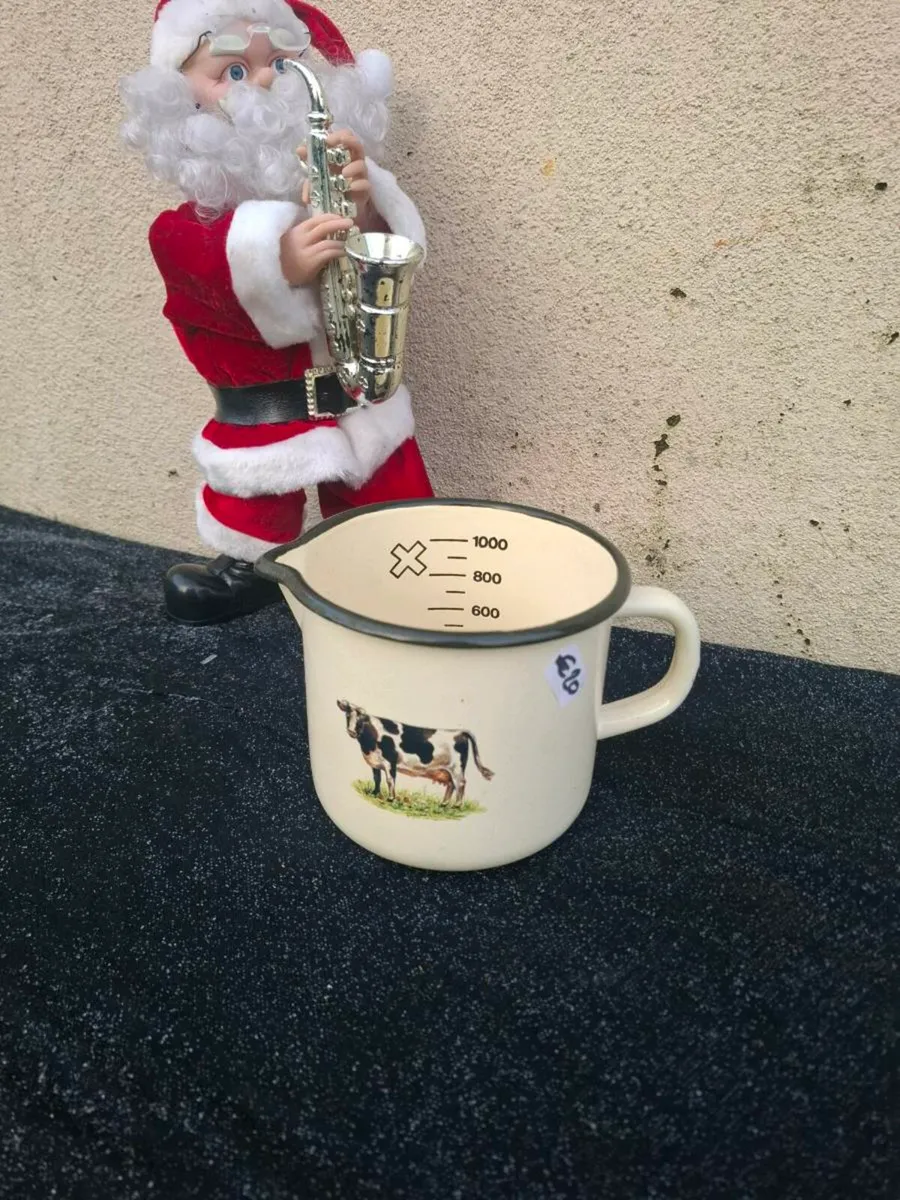 Enamel mesuring cup possible to post - Image 1