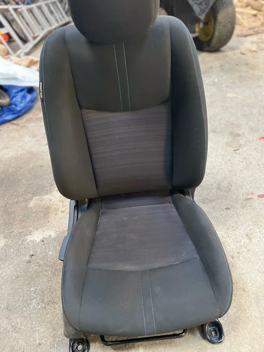 Nissan leaf driver seat - Image 1