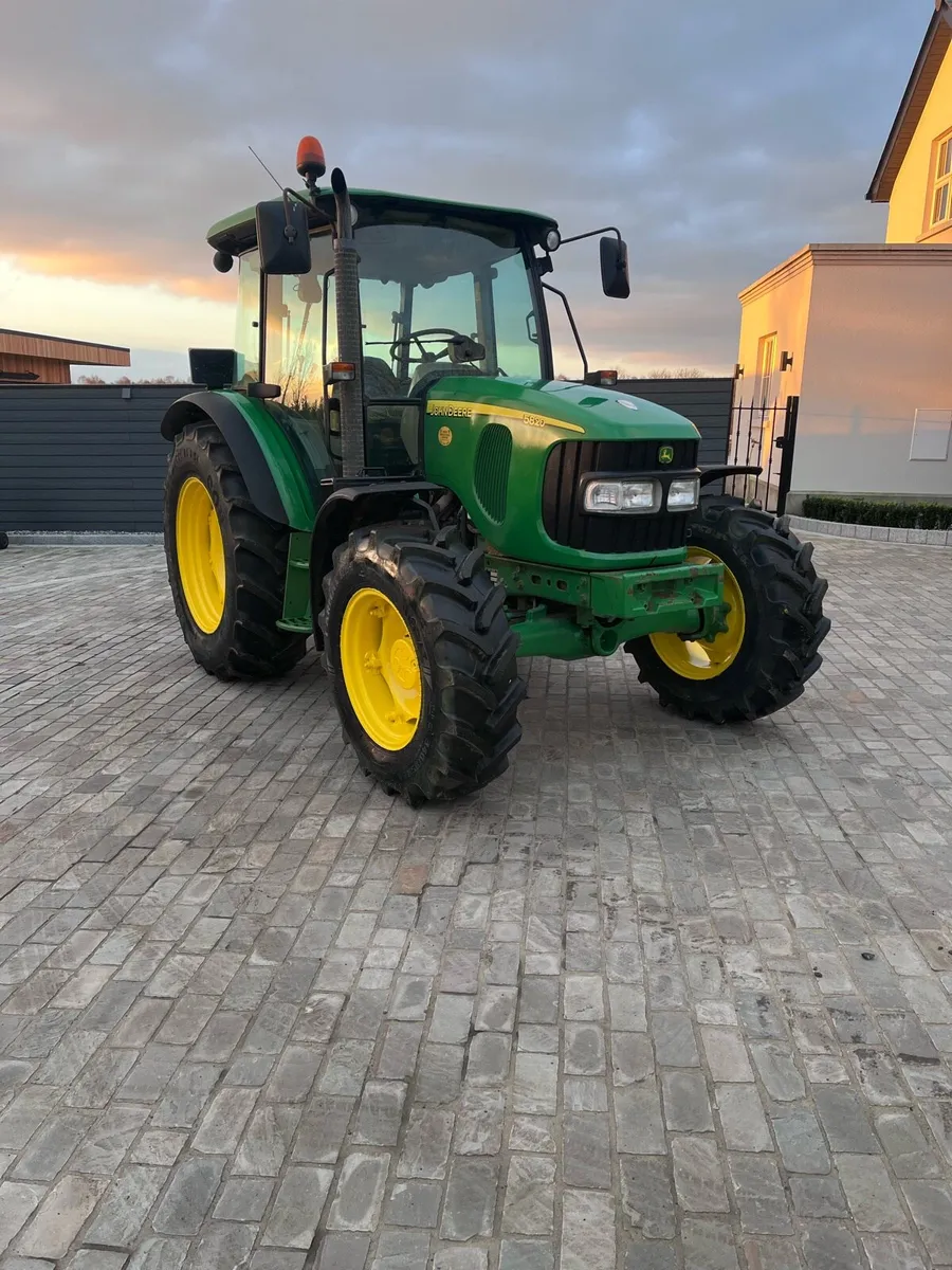 John Deere 5820 - Image 1