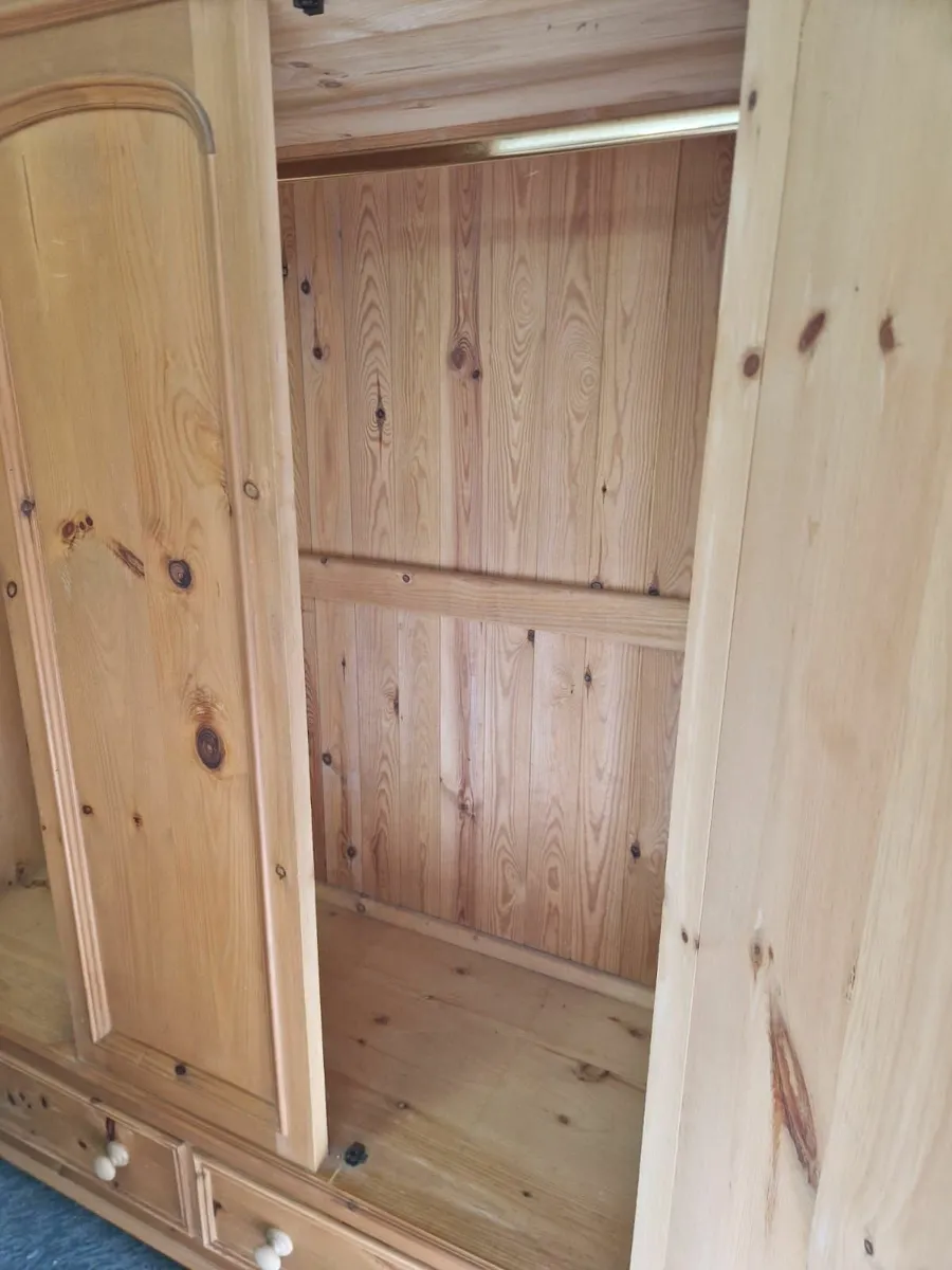 Vintage pine 3 door wardrobe, pair bedside lockers - Image 3