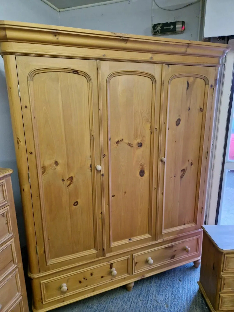 Vintage pine 3 door wardrobe, pair bedside lockers - Image 1