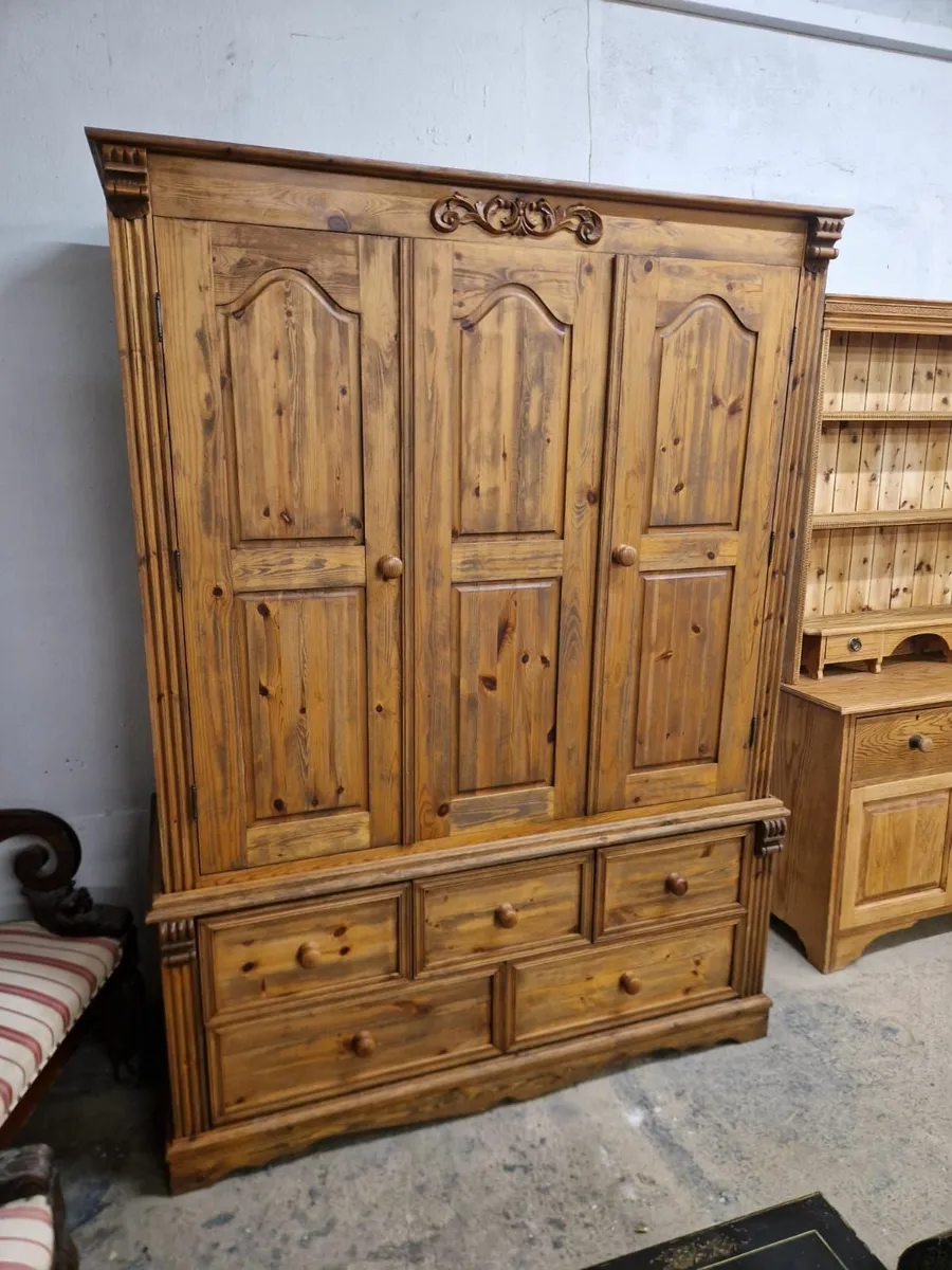 Vintage 3 door pine wardrobe - Image 1
