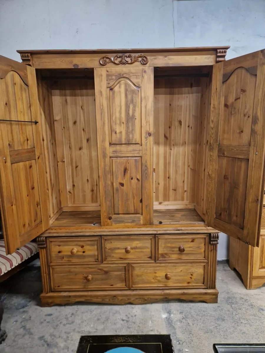 Vintage 3 door pine wardrobe - Image 2