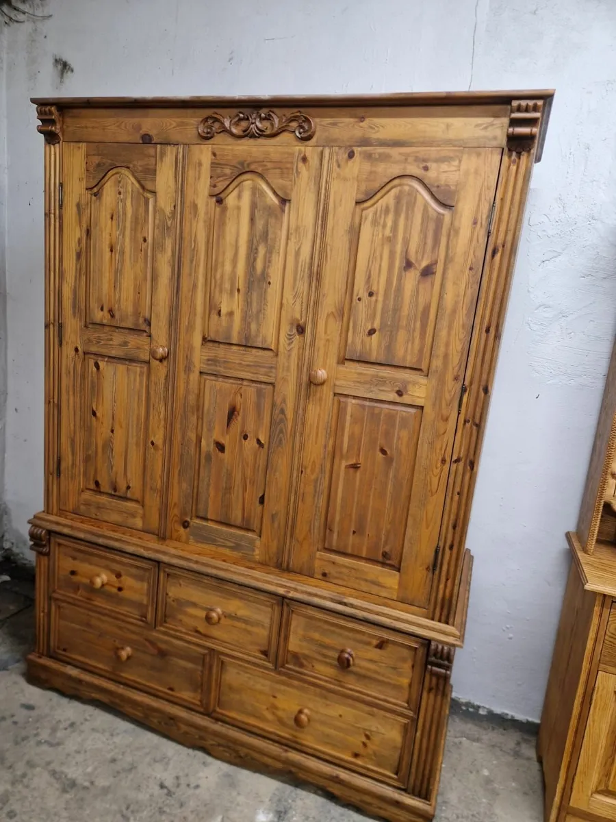 Vintage 3 door pine wardrobe - Image 4