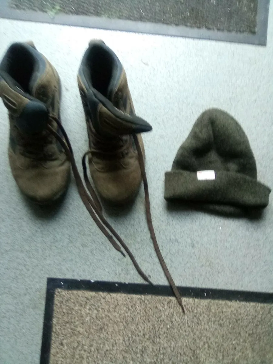 SIZE.  8.  HIKING. BOOTS.  AND. GREY.THERMAL.  HAT - Image 1