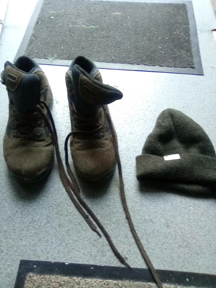 SIZE.  8.  HIKING. BOOTS.  AND. GREY.THERMAL.  HAT - Image 2